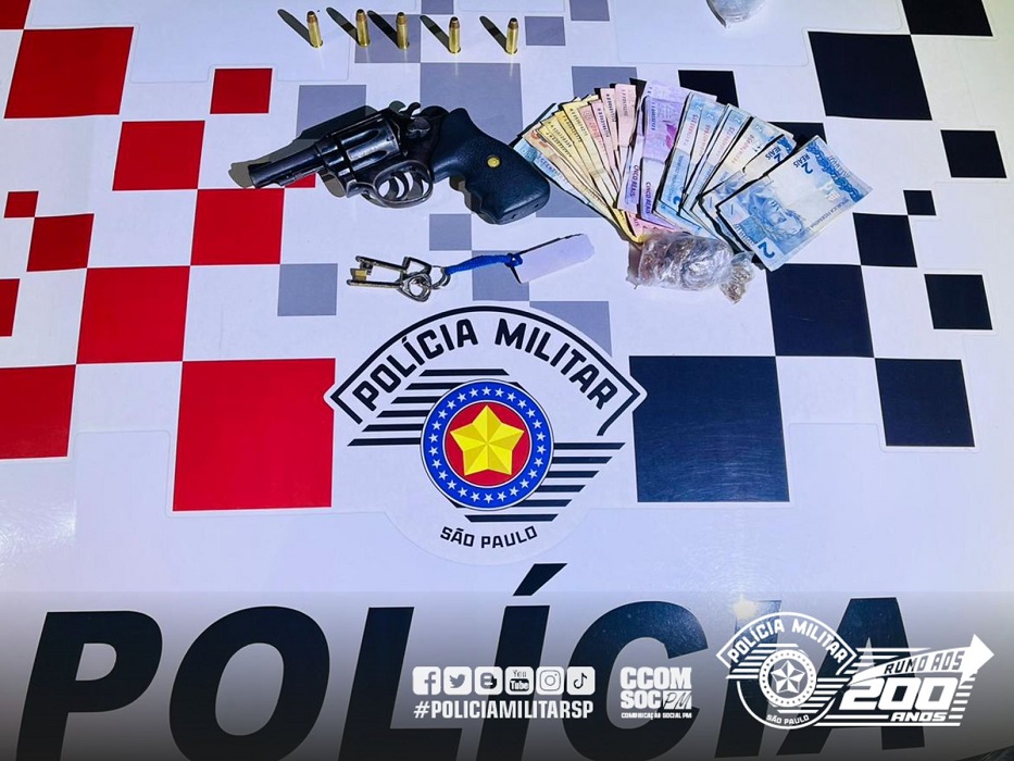 Arma, dinheiro e drogas apreendidas. Polícia prende homem por dupla tentativa de homicídio, em Cruzeiro