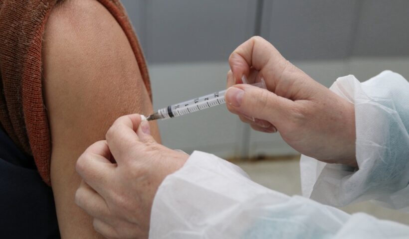 Munícipe recebendo vacina contra a gripe. A prefeitura de Jacareí divulgou os locais de vacinação contra a gripe.