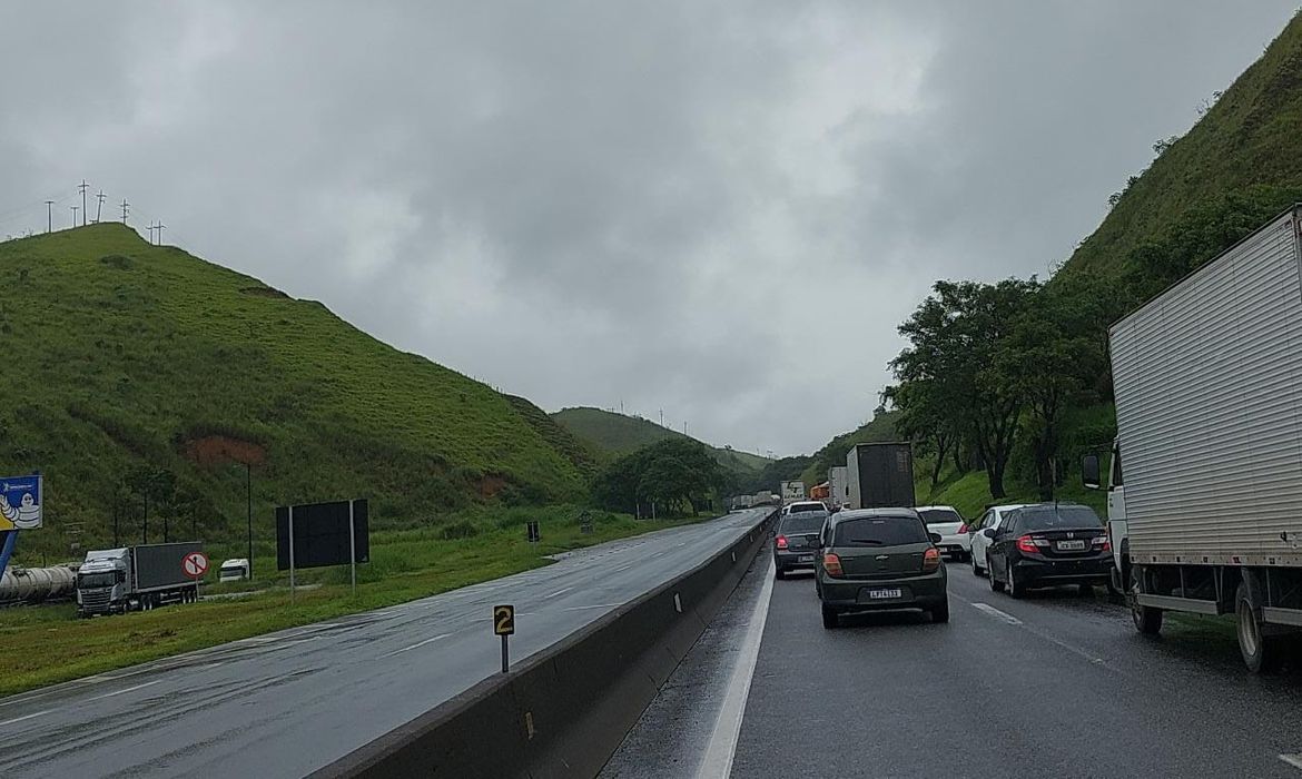 Via Dutra e Rio-Santos devem receber mais de dois milhões de veículos no feriado da Páscoa