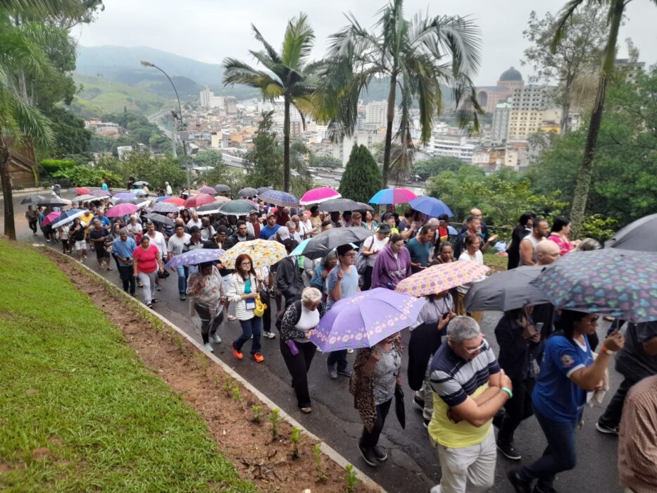 Fiéis participam da via sacra no morro do Cruzeiro em Aparecida