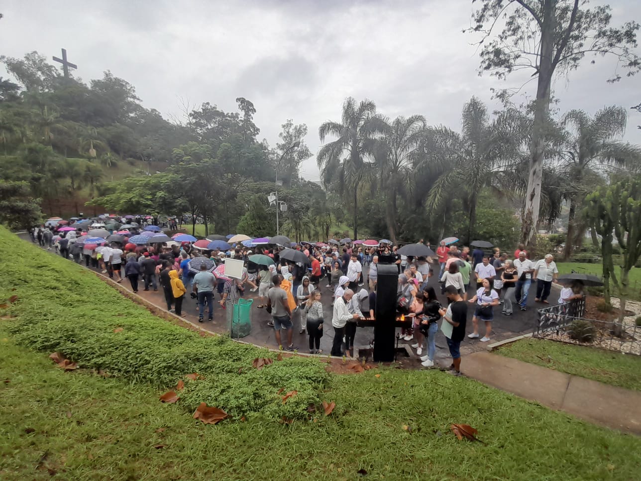 Fiéis participam da via sacra no morro do Cruzeiro em Aparecida