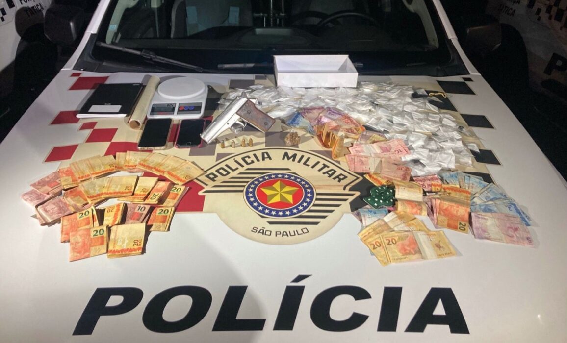 Polícia apreende pistola .380 e prende homem com mais de 280 pinos de cocaína em Caraguatatuba