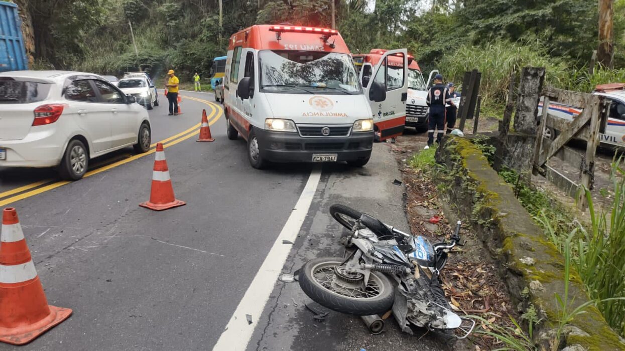 São Sebastião: Motociclista morre em acidente com ônibus escolar na serrinha da Enseada