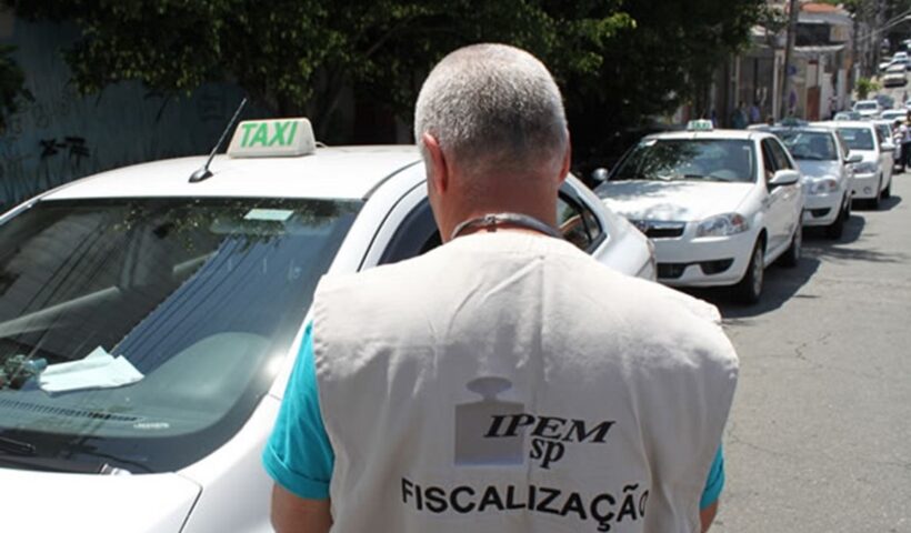 Fiscal do Ipem verificando taxímetro de táxistas