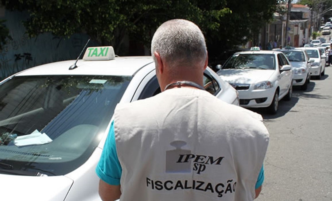 Fiscal do Ipem verificando taxímetro de táxi