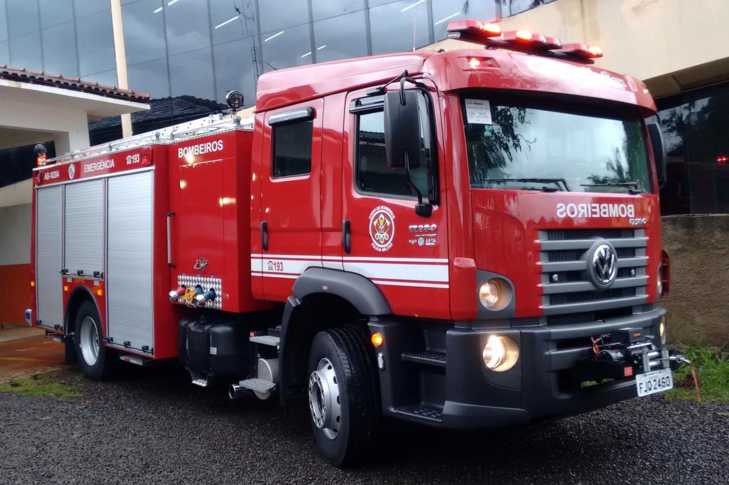 Caminhão dos bombeiros. Homem morre após ser atingido por árvore cortada, em São José dos Campos