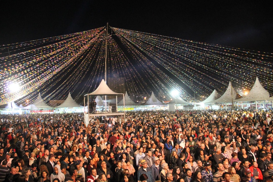 Evento com público em uma das festas de aniversário de Caçapava. Prefeitura abre chamamento para cotas de patrocínio