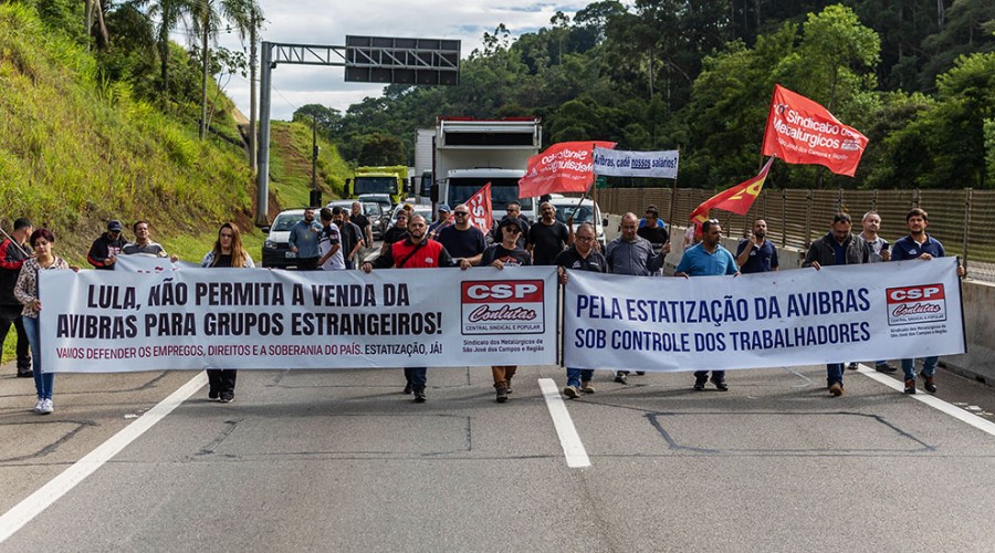 Sindicato dos Metalúrgicos realizam manifestação na rodovia dos Tamoios contra atraso nos salários e pela estatização da Avibrás