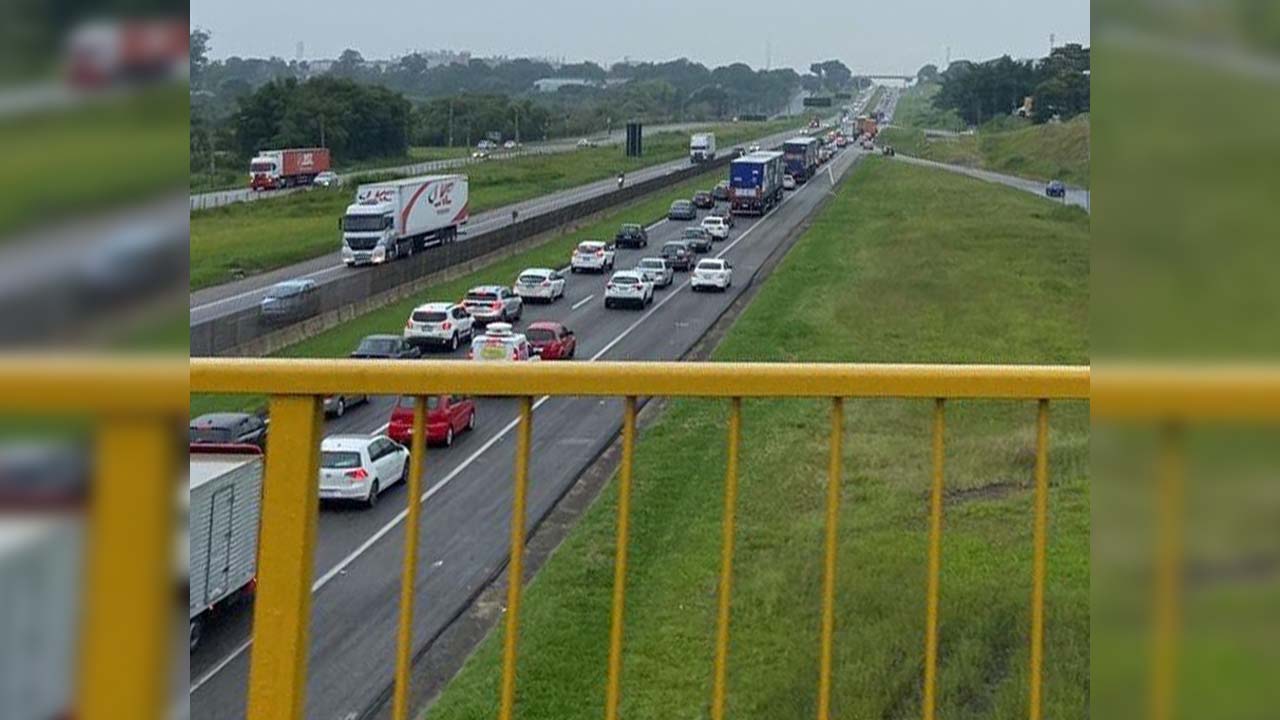 Jovem morre após ser atropelado na Dutra em São José