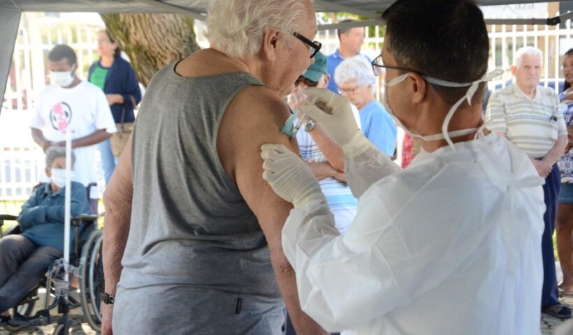 Idoso sendo atendido em campanha de vacinação contra a gripe