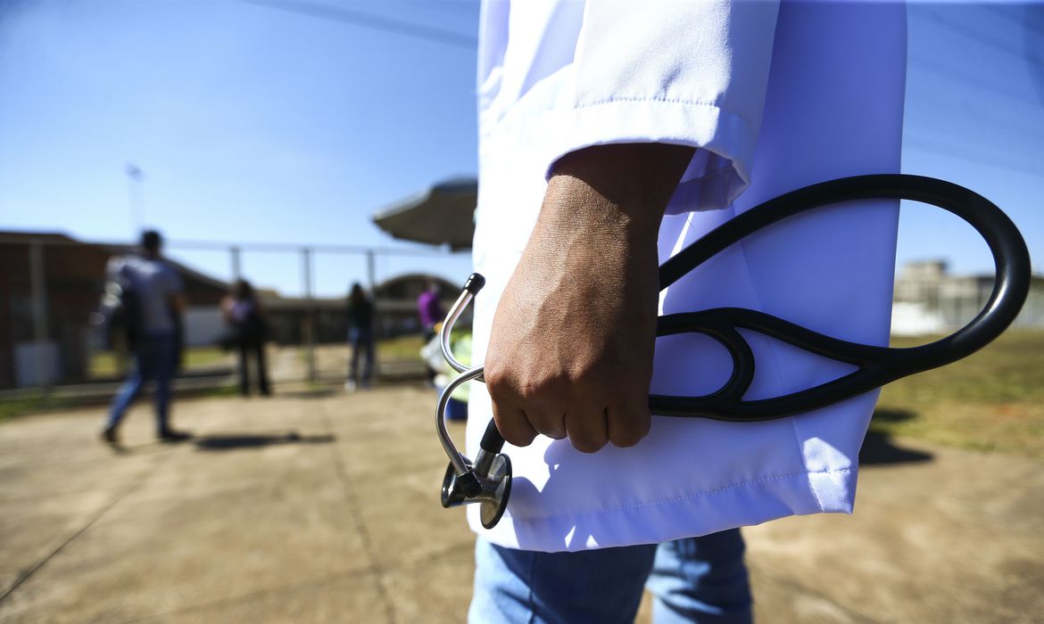 Médicos com jaleco e estetoscópio em mãos. Programa Mais Médicos teve 99% de adesão