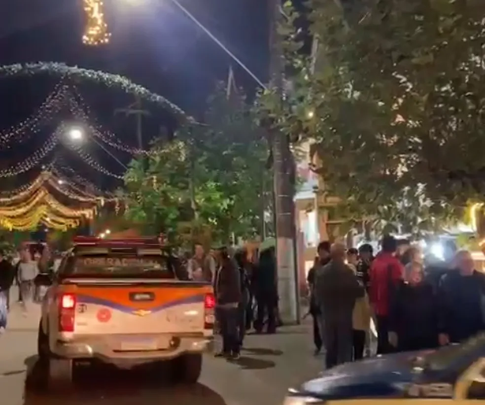 Vila Capivari em Campos do Jordão estava cheia de turistas na noite desta sexta-feira (21)