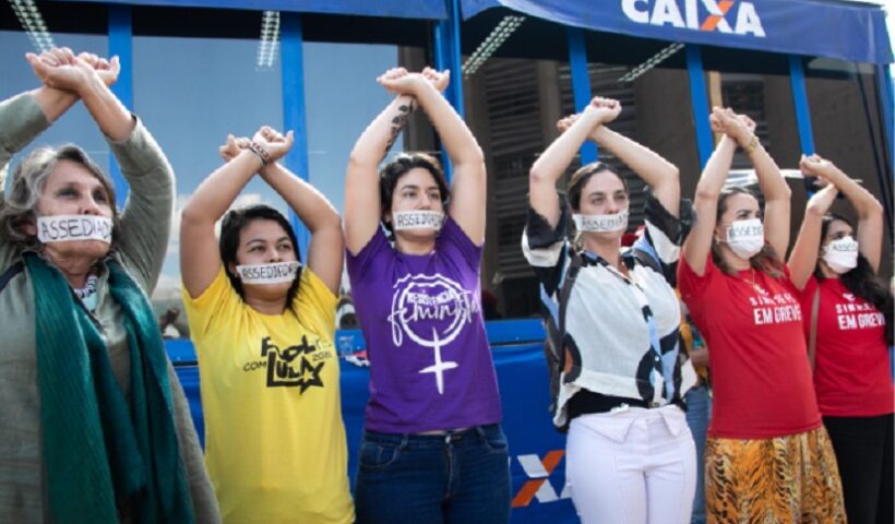 Mulheres protestam em frente à Caixa, contra assedio sexual