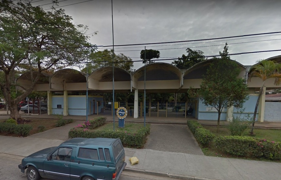 Imagens de 2011 da portaria do antigo clube social do São José EC, na Vila Industrial