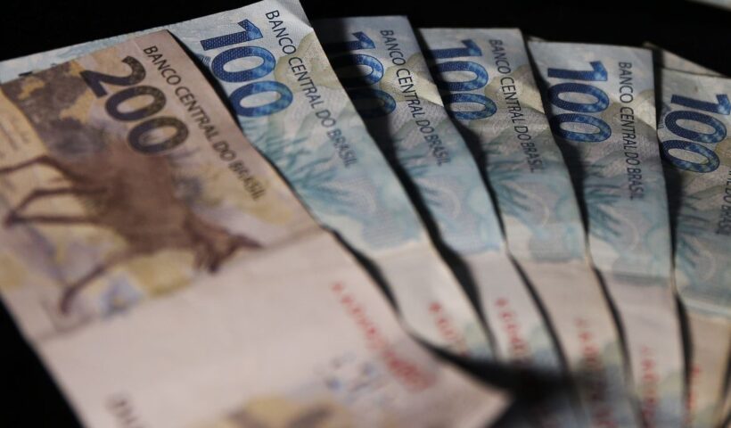 Arrecadação federal chega a R$ 215,6 bilhões em outubro