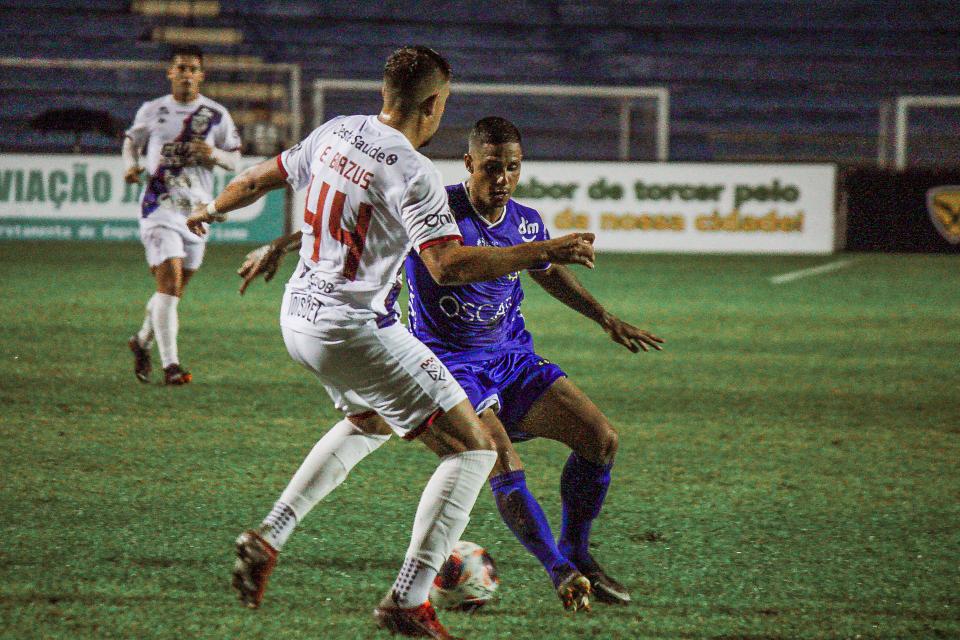 Jogo entre São José EC e Grêmio Prudente no Martins Pereira foi marcado por chuva