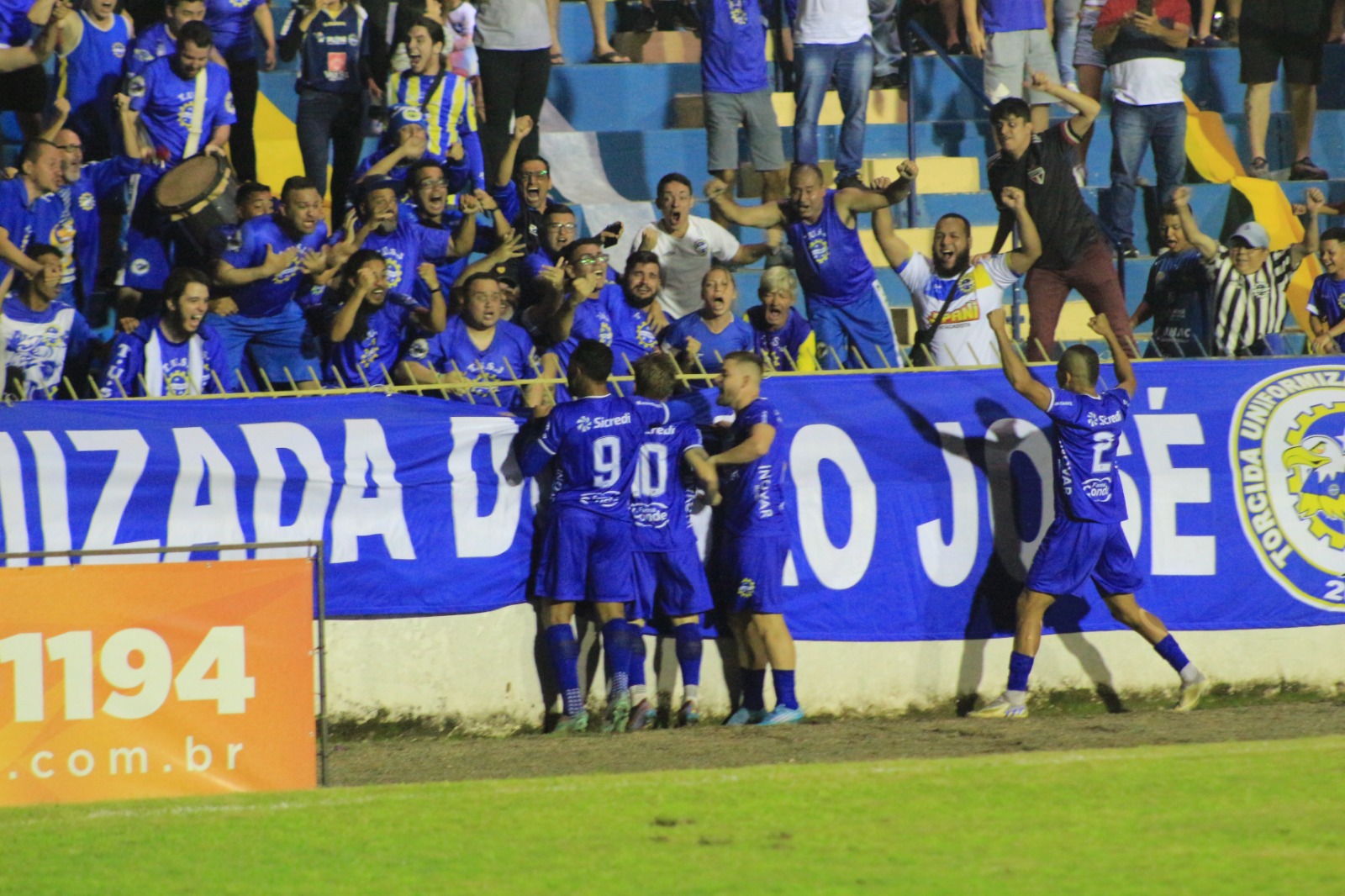 Jogadores do São José EC comemoram classificação junto com a torcida no Martins Pereira