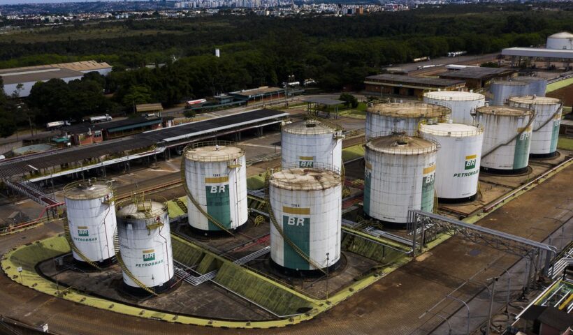 Foto aérea de Distribuidora da Petrobras, que anunciou queda no preço do diesel