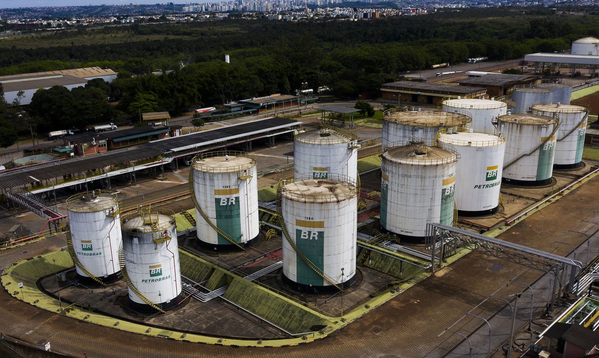 Foto aérea de Distribuidora da Petrobras, que anunciou queda no preço do diesel