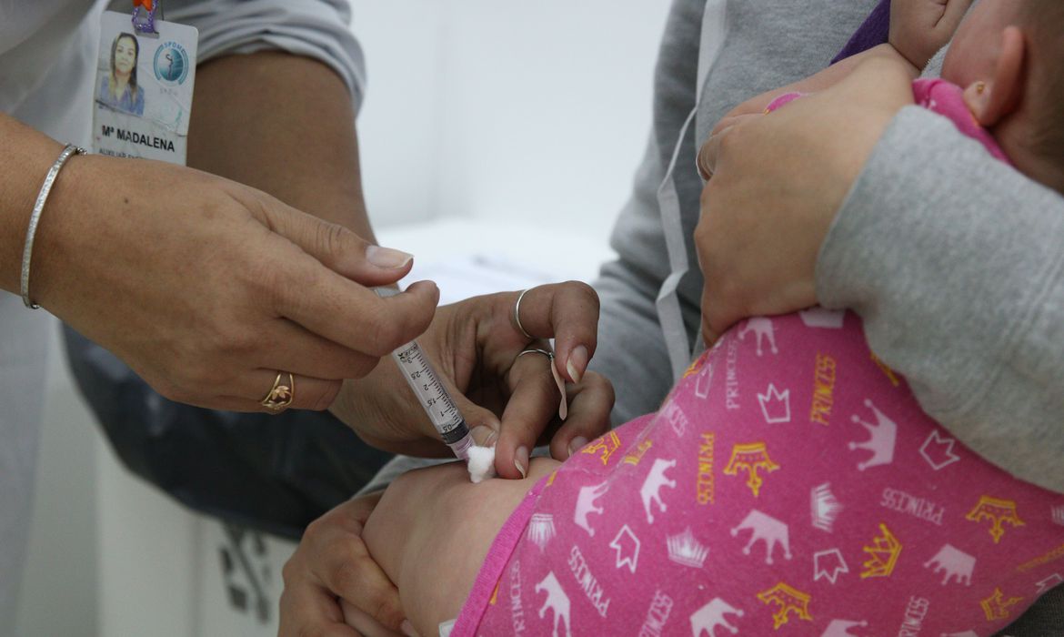 Ministério da Saúde deve substituir a gotinha por vacina injetável contra a paralisia infantil