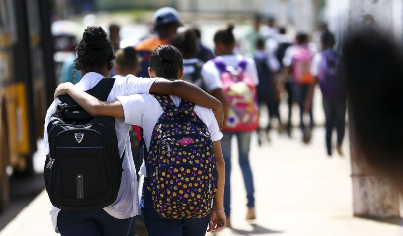 Alunos saindo de escola na Estrutural, no Distrito Federal. TCE fiscaliza segurança das escolas públicas em 11 cidades da RMVale