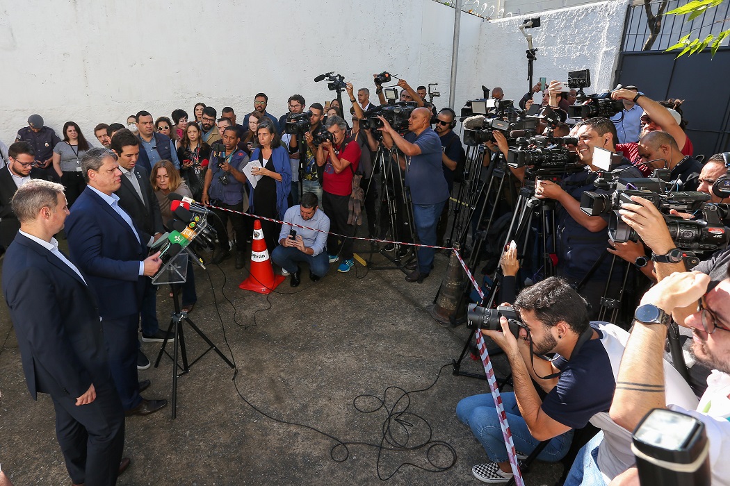 Tarcísio de Freitas em visita à escola Thomazia Montoro. 