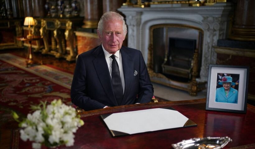 Rei Charles III é coroado na Abadia de Westminster ao lado da rainha Camilla