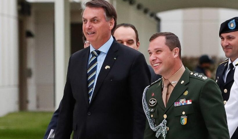 Ex-ajudante de ordens de Jair Bolsonaro é preso em operação da PF