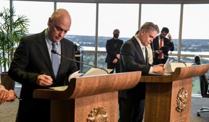 Ministro Alexandre de Moraes (TSE) e o procurador-geral do Trabalho, José de Lima Ramos Pereira, assinam acordo de cooperação contra assédio eleitoral
