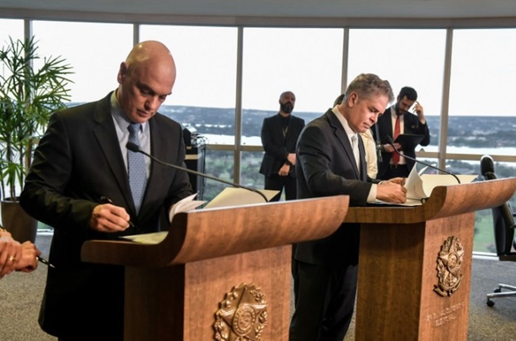 Ministro Alexandre de Moraes (TSE) e o procurador-geral do Trabalho, José de Lima Ramos Pereira, assinam acordo de cooperação contra assédio eleitoral