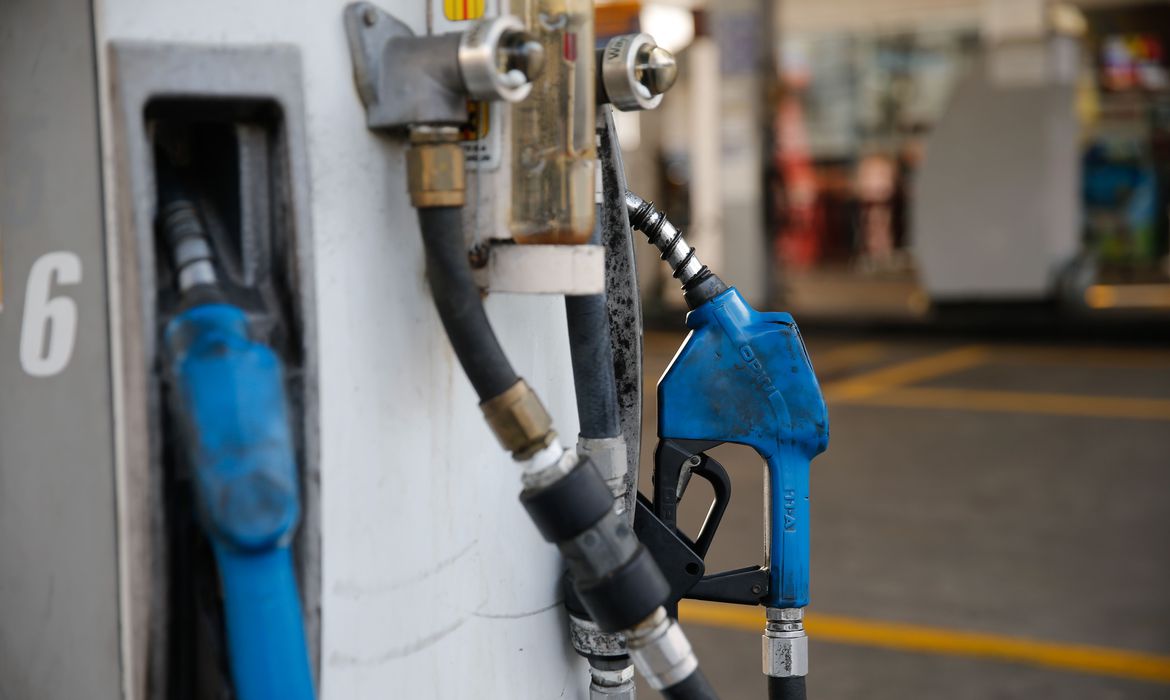 Bomba de gasolina. Petrobras reduz em R$ 0,44 valor do diesel e em R$ 0,40 o da gasolina