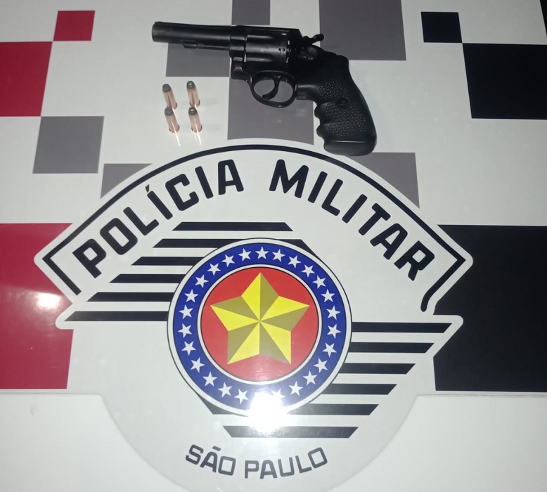 Arma apreendidada pela PM. Homem é preso em Caraguatatuba após efetuar disparos contra a própria família e vizinhos