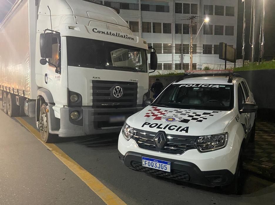 Polícia recupera caminhão roubado e prende pai e filho em Jacareí