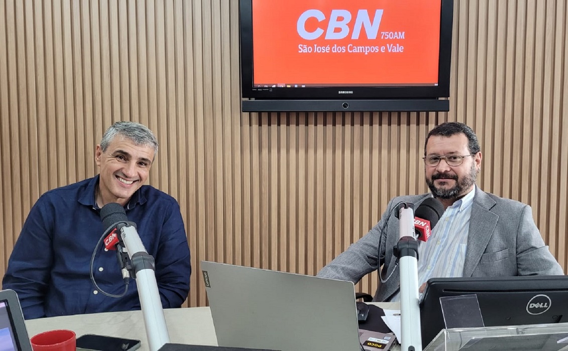Prefeito José Saud, de Taubaté e Marcelo Rocha. Saud disse que há desvio de função em diversos cargos na prefeitura e que seu projeto visa corrigir esses casos.