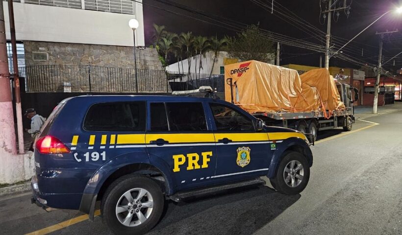 ´Viatura da PRF, que recuperou dois veículos roubados em menos de 24 horas, em Jacareí