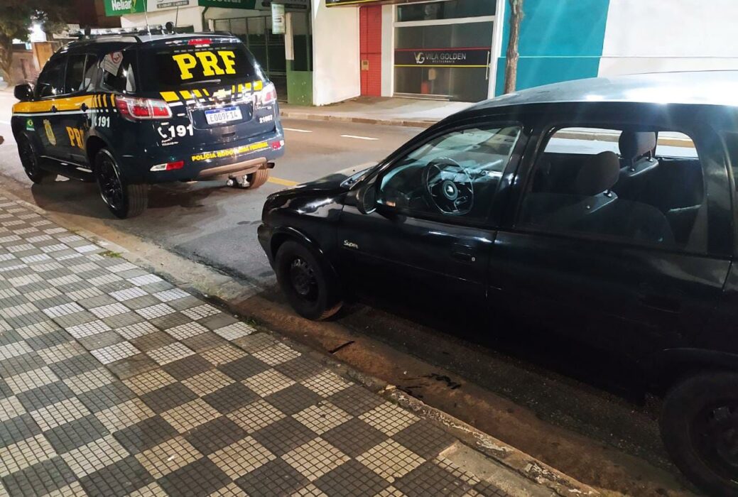 Viatura da PRF e um Corsa, um dos dois veículos roubados e recuperados pela polícia em jacareí