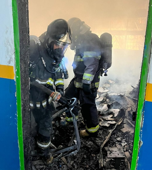 Bombeiro em ação. Incêndio atinge escola em Jacareí