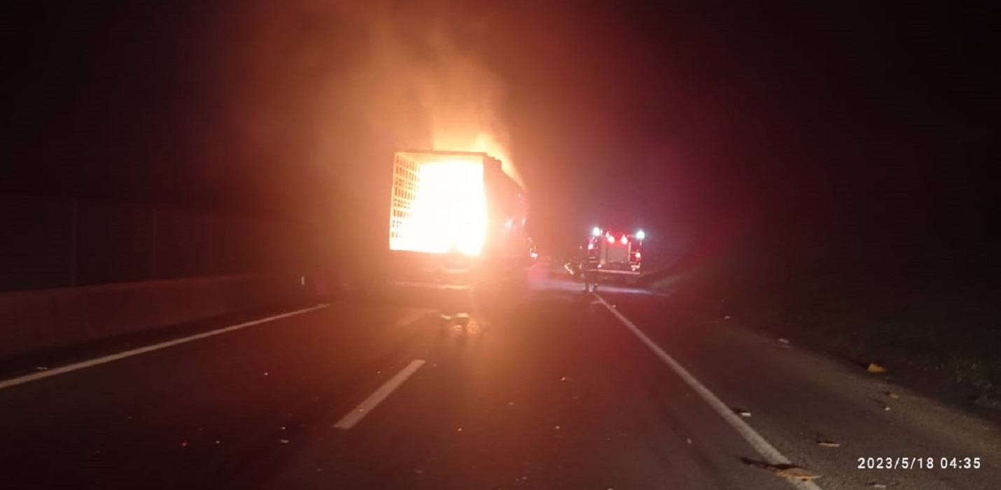 colisão entre dois caminhões