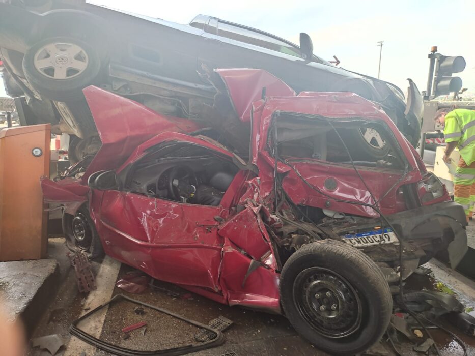Acidente na praça de pedágio em Jacareí na Via Dutra deixa carros destruídos