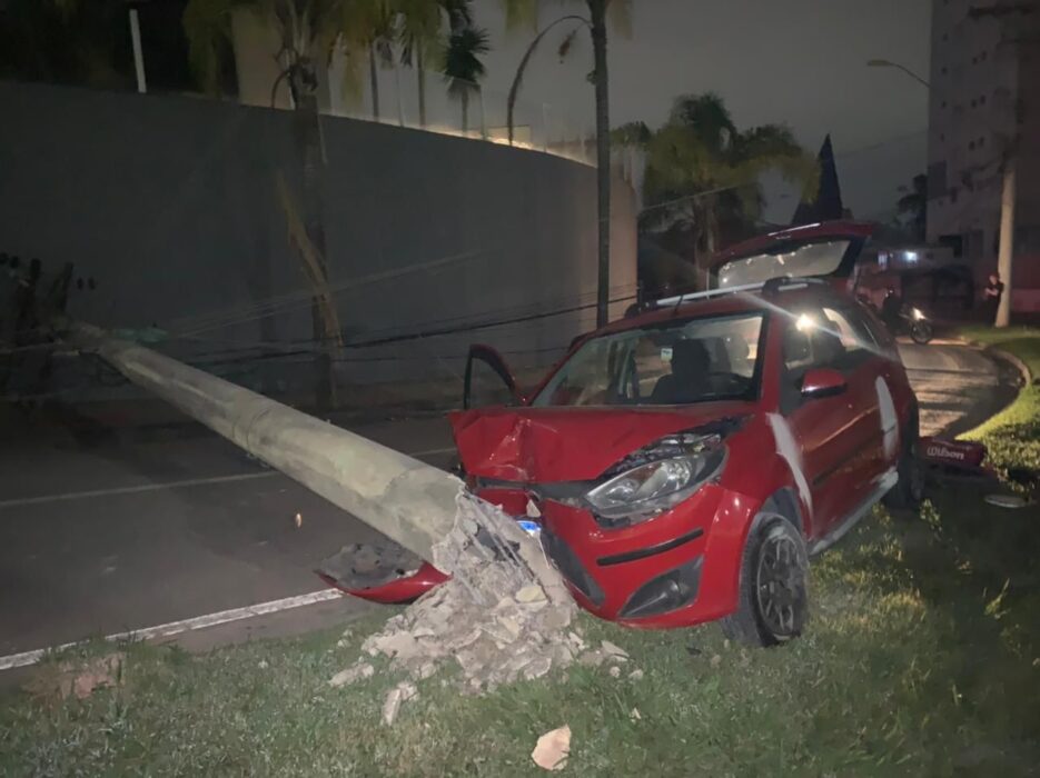 São José dos Campos: motorista bate carro em poste na Zona Oeste e avenidas são interditadas