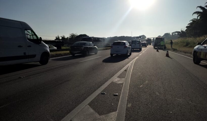Caminhão tomba e causa congestionamento na Dutra em Jacareí