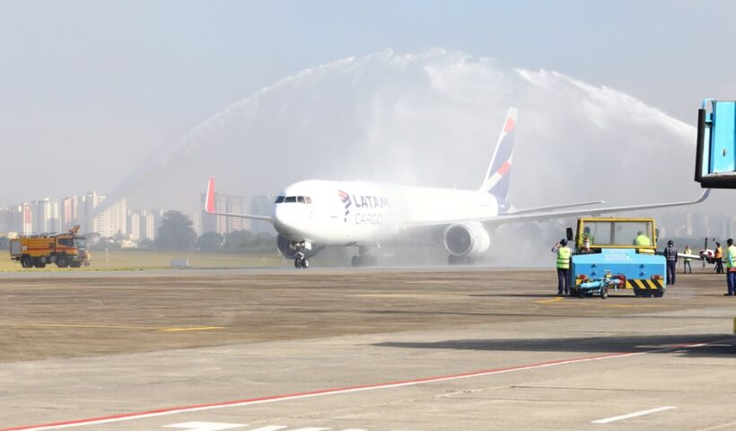 Boeing 767 da Latam Cargo recebe tradicional “batismo” com jatos de água no Aeroporto de São José dos Campos