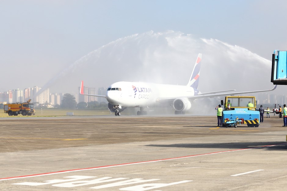 Boeing 767 da Latam Cargo recebe tradicional “batismo” com jatos de água no Aeroporto de São José dos Campos