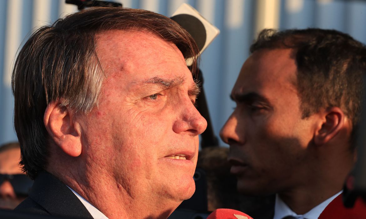 Jair Bolsonaro na saída do Senado federal após visitar seu filho e senador, Flávio Bolsonaro