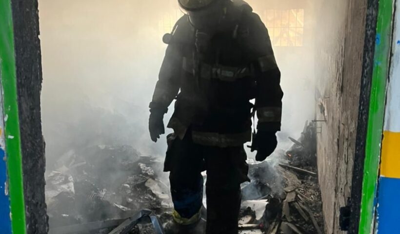 Bombeiro em ação. Incêndio atinge escola em Jacareí