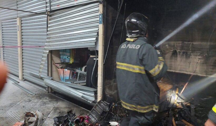 Bombeiro combate incêndio em Shopping popular em Taubaté