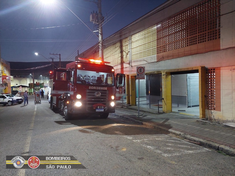 Caminhão dos Bombeiros que combateram incêndio em Shopping popular em Taubaté
