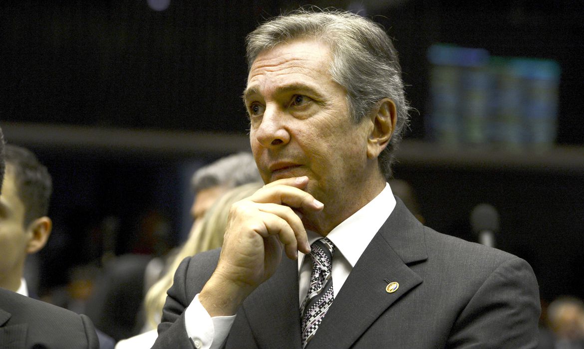 Brasília - O senador Fernando Collor de Mello participa da sessão do Senado destinada a analisar e votar projetos orçamentários. Entre os projetos o PLN 5/15, que ajusta a meta fiscal