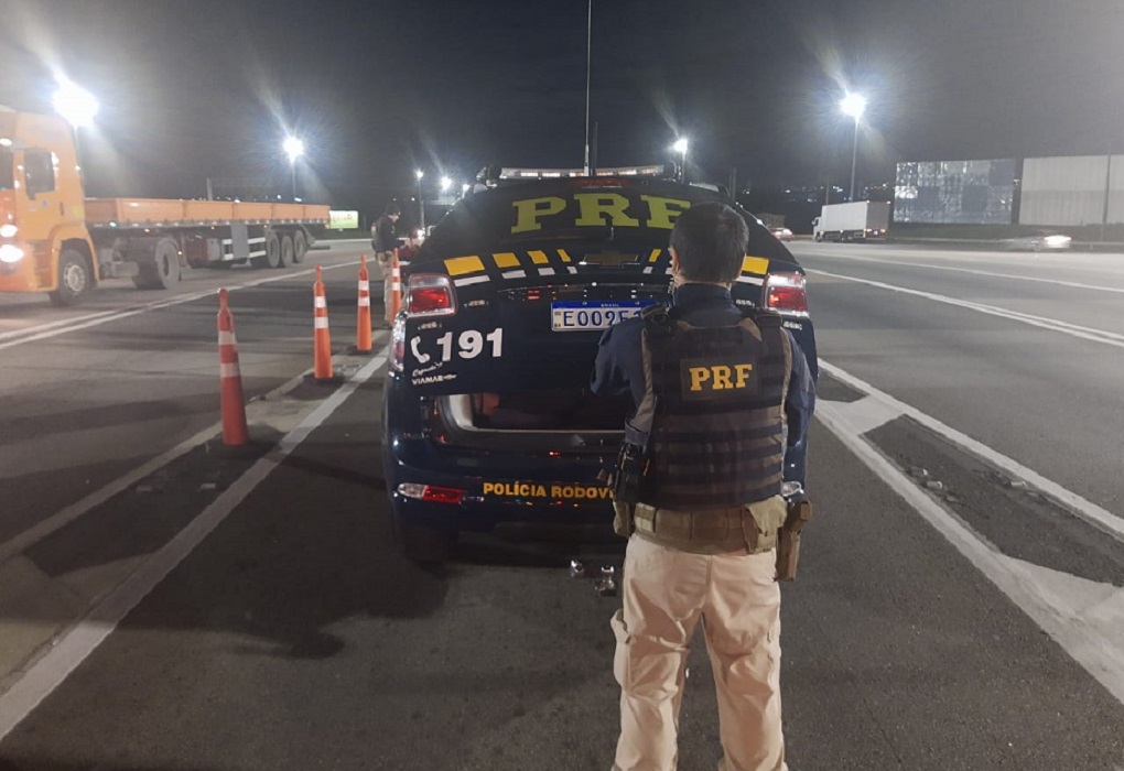 PRFs prendem homem condenado a 16 anos de prisão, em abordagem na Via Dutra, em Jacareí