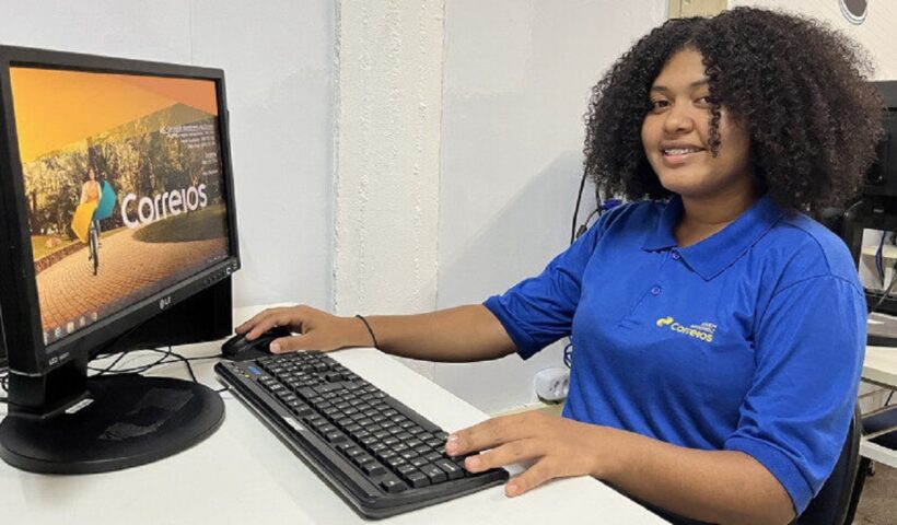 Jovem Aprendiz dos Correios em frente ao computador